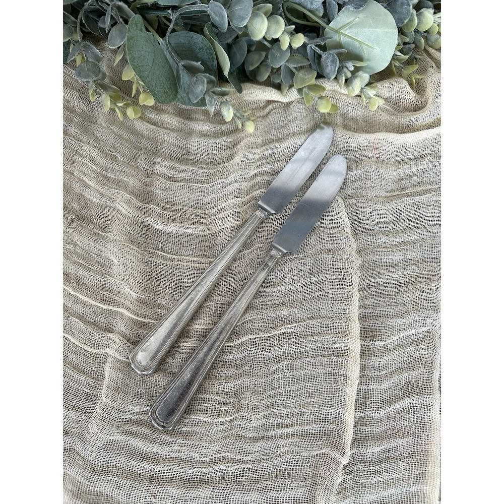 2 Antique 1912 INTERNATIONAL SILVER Cromwell Silverplate Grille Knives TC Mono‎